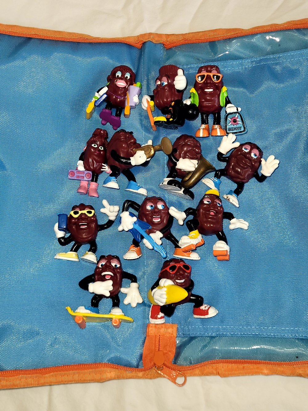 California Raisin Collectible Characters In Zip Up Pencil Pouch